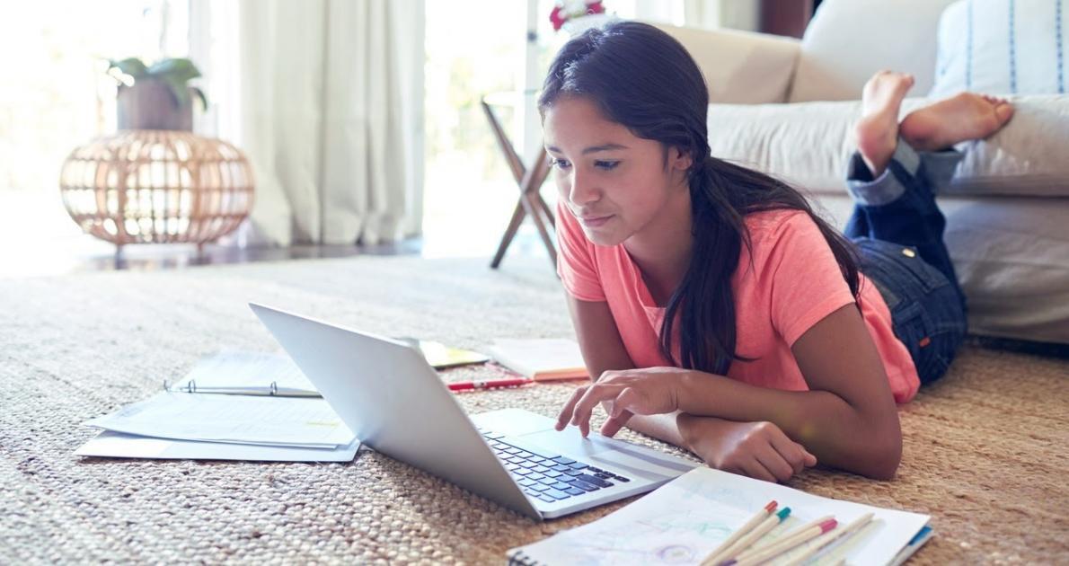 Students applying critical thinking frameworks during live workshop